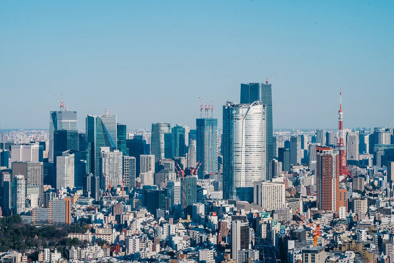 Tokyo Tower and the towers of Roppongi seen from Shibuya Scramble Square on a clear day